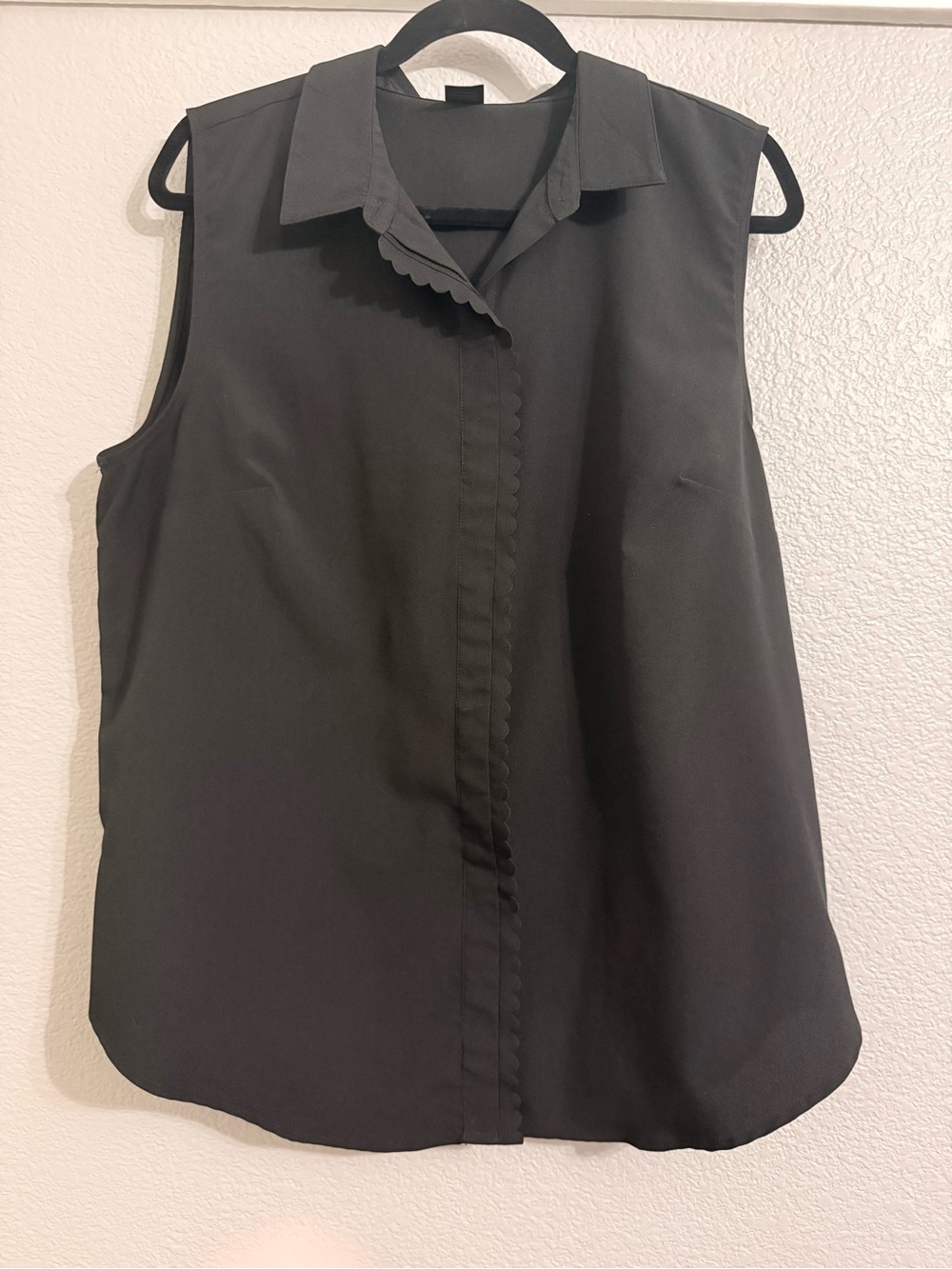 Ann Taylor Black Sleeveless Scallop-Trim Collared Top